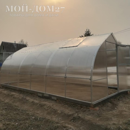 Теплица Дачница Остроконечная 6 метров с поликарбонатом | Мой-Дом27 | Каркас изготовлен из оцинкованной замкнутой трубы 30*20 мм.<br>
 Ширина - 3 метра. Высота - 2,2 метра. Длина 6 метров. <br>
 Выдерживаемая снеговая нагрузка - 80 кг/м2. Выдерживаемая ветровая нагрузка - до 15 м/с. <br>
 Расстояние между дугами 1 метр. Толщина металла 1 мм. <b>Форма - капелька</b><br>